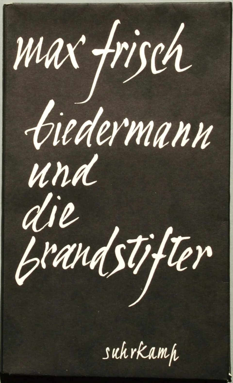 Max Frisch - Frisch, Max: Biedermann und die Brandstifter. Ein Lehrstück ohne Lehre. Mit einem Nachspiel.
Berlin und Frankfurt am Main: Suhrkamp 1958, 173 Seiten + 1 nicht paginierte Seite. Erstausgab
