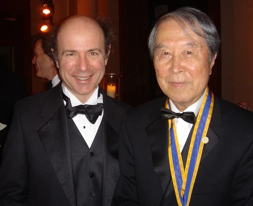 Yoichiro Nambu - Frank Wilczek (Nobel Prize in Physics, 2004) with Yoichiro Nambu (Nobel Prize in Physics, 2008) at a Franklin Institute ceremony in Philadelphia (2005) honoring Nambu with the Frankli