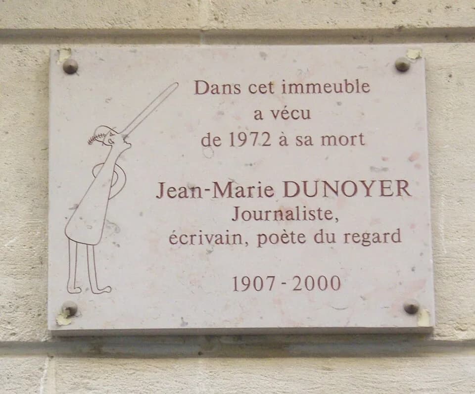 Urbain Le Verrier - Plaque apposée au n° 15 de la rue Le Verrier, Paris 6e, où vécut le journaliste et écrivain Jean-Marie Dunoyer (1907-2000) de 1972 à sa mort.