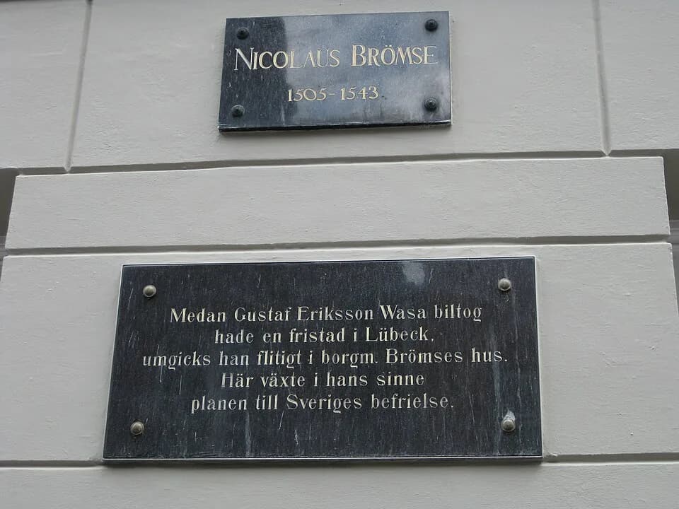 Gustav I of Sweden - Erinnerungstafeln am Hause Königstraße 9 in Lübeck zum Gedenken an den früheren Eigentümer, den Bürgermeister Nikolaus Brömse, und darunter an die Unterbringung Gustav Wasas nach 
