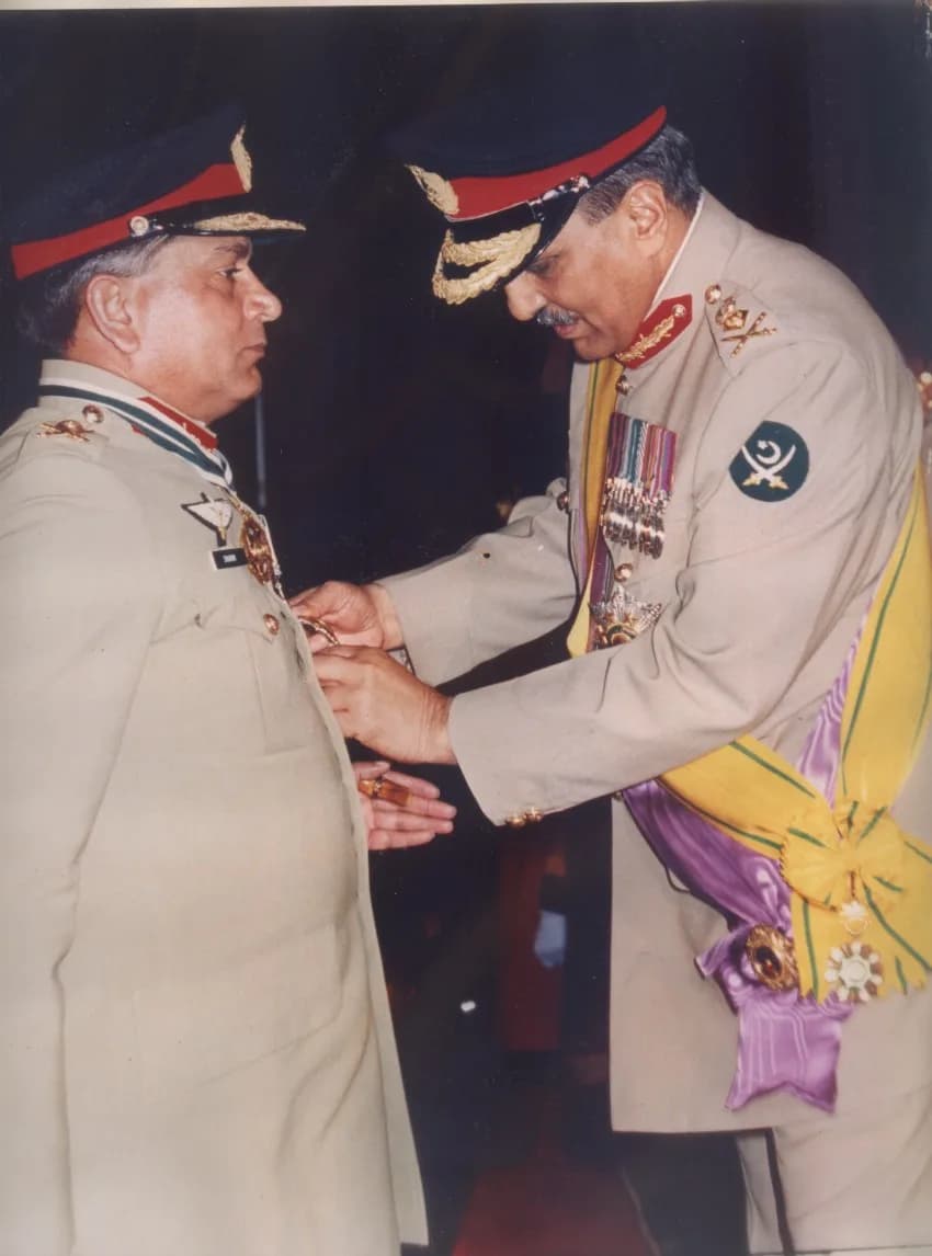 Muhammad Zia-ul-Haq - General Shamim Alam Khan receiving the Hilal-i-Imtiaz from President Muhammad Zia-ul-Haq