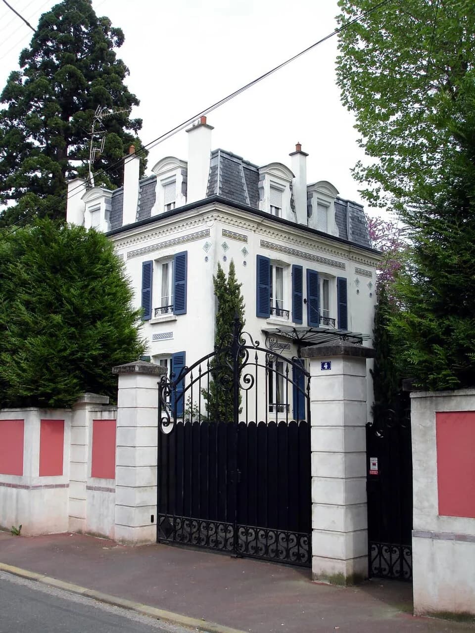 Max Ernst - Maison de Paul Eluard, rue Hennocque à Eaubonne (Val-d'Oise), France
Résidence de l'écrivain où il accueillit Max Ernst en 1923 qui décora l'intérieur de la demeure.
Avril 2007
Photo per