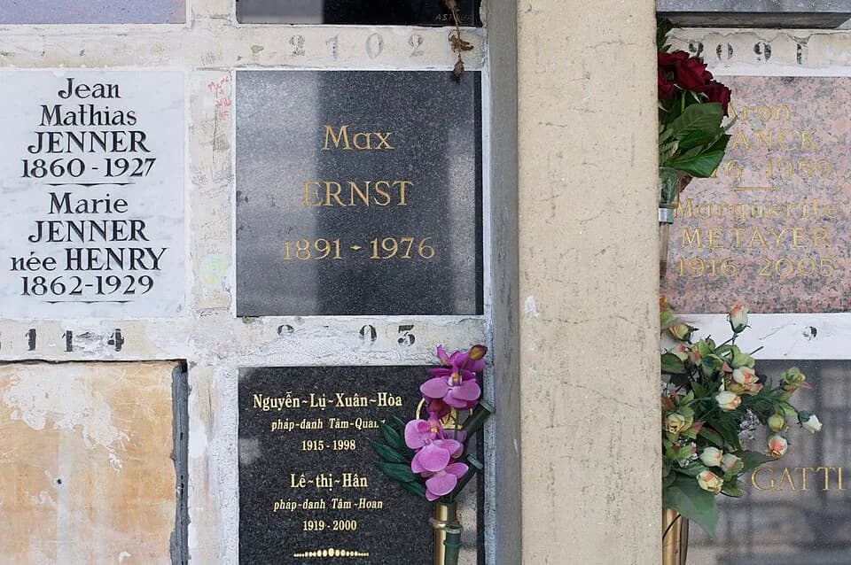 Max Ernst - Cendres de Max Ernst déposées dans la case 2102 du columbarium du cimetière du Père-Lachaise.