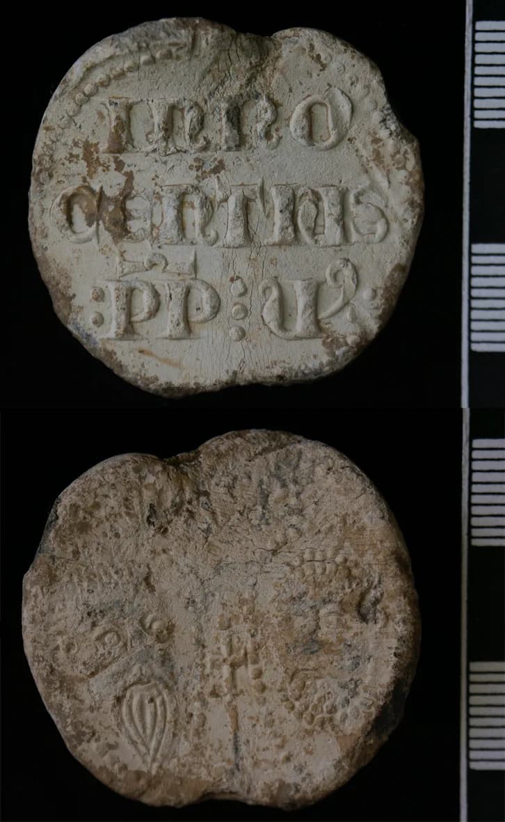 Innocent V - Medieval lead papal bulla or seal of Innocent V (1276). The bulla is in reasonable condition, having a powdery white patina on both sides, and a slight bending of the upper edge. Obverse: