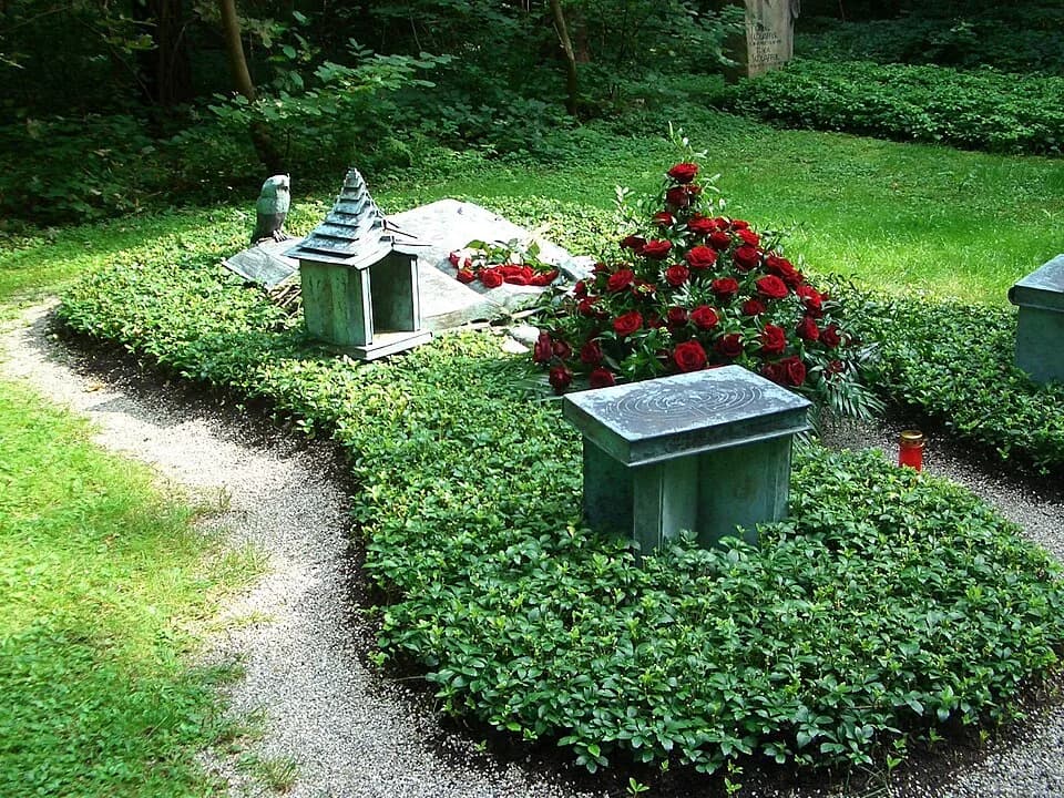 Michael Ende - Michael Endes Grab (Nr. 212-W-3 auf dem Waldfriedhof München)
