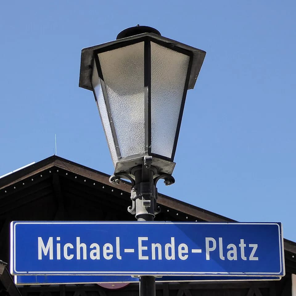 Michael Ende - Garmisch, Schild „Michael-Ende-Platz“.
