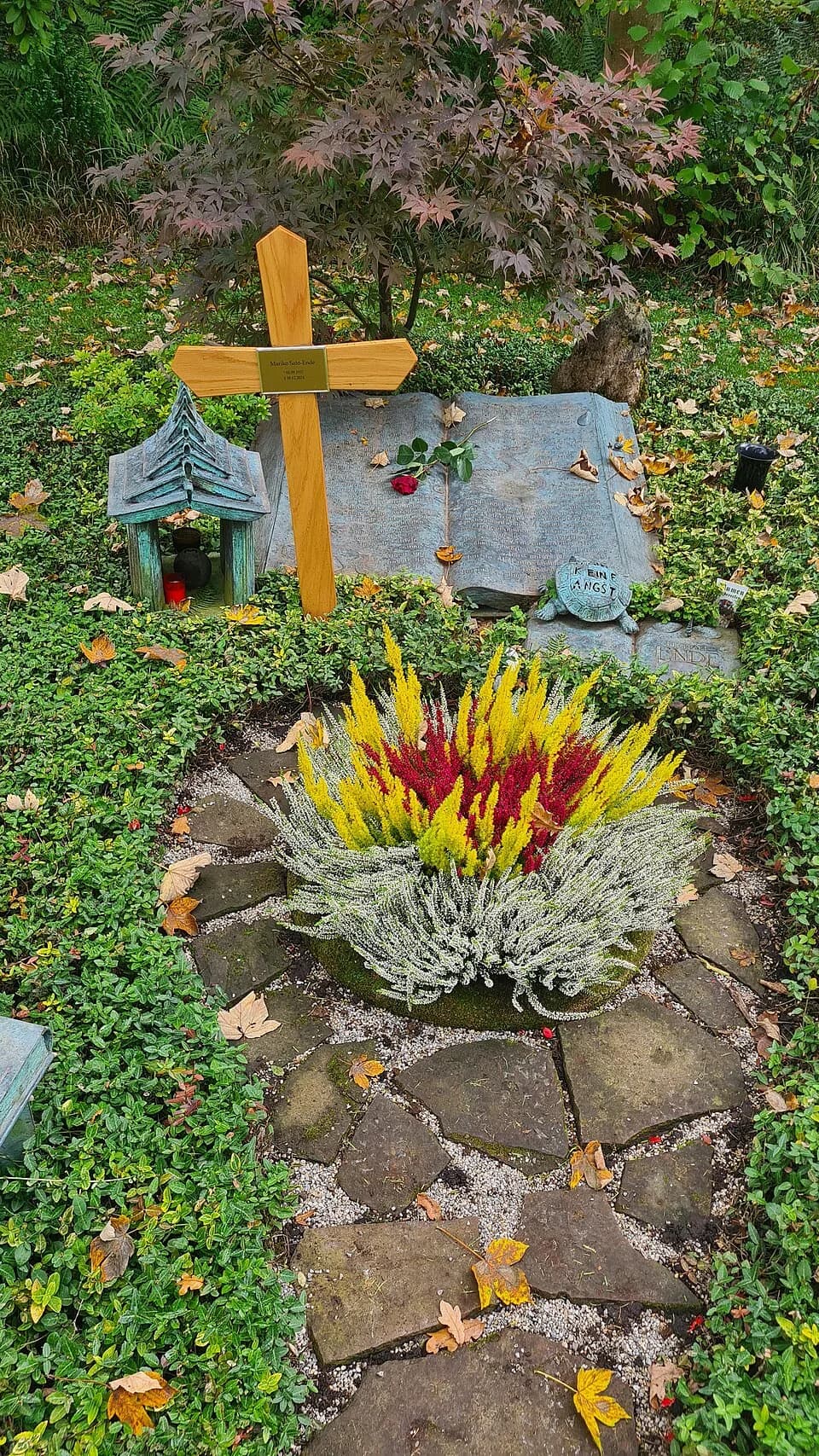 Michael Ende - Das Grab der japanischen Übersetzerin Mariko Sato-Ende im Grab ihres Ehemannes, des Schriftstellers Michael Ende, auf dem Waldfriedhof München.