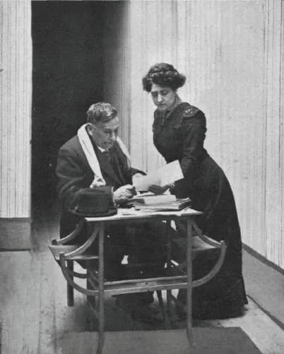 Benito Pérez Galdós - El escritor Benito Pérez Galdós y la actriz Carmen Cobeña en un receso del ensayo de la obra de teatro Casandra, escrita por el primero