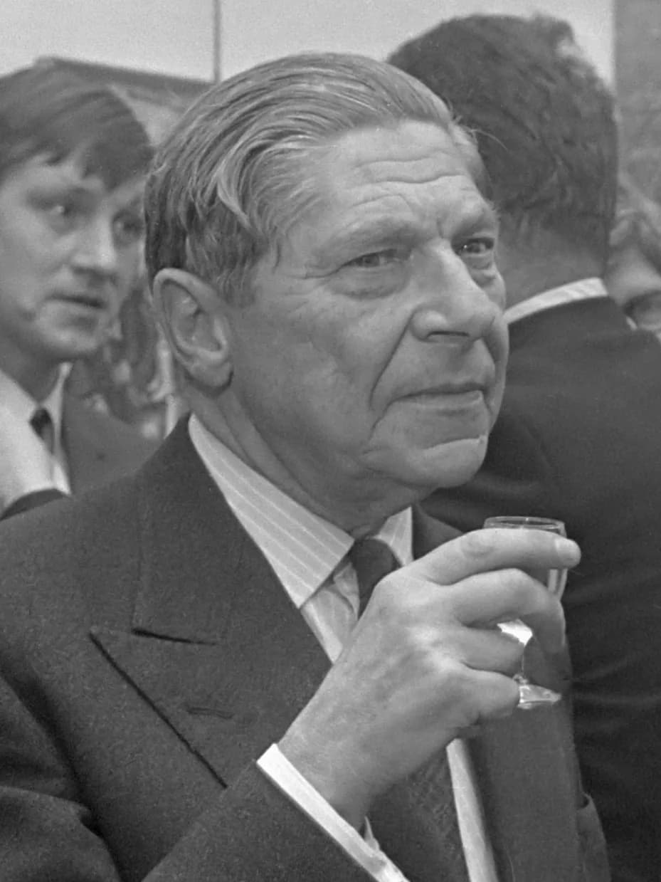 Arthur Koestler - Arthur Koestler opende tentoonstelling in galerie Mokum van kunstwerken gemaakt door gevangenen ds. W. van Boeijen (rechts) overhandigt prijs aan
11 januari 1969
