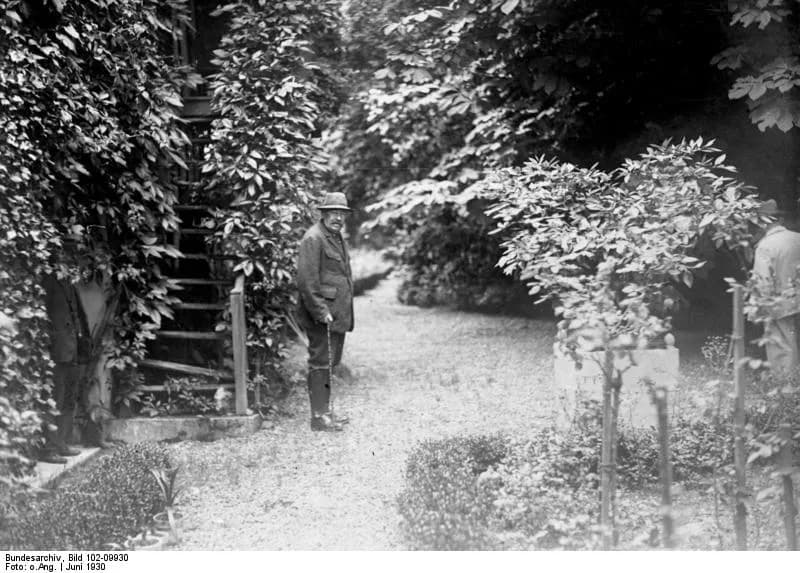 Aristide Briand - For documentary purposes the German Federal Archive often retained the original image captions, which may be erroneous, biased, obsolete or politically extreme. Briand am Wochenende