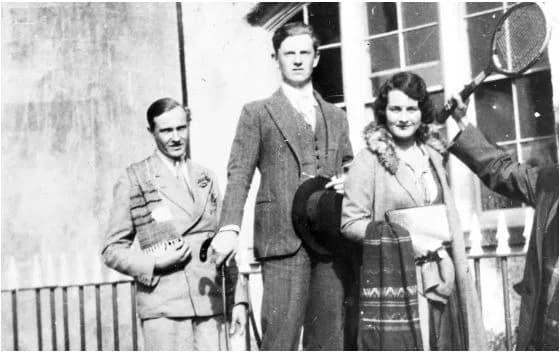 Evelyn Waugh - Evelyn Waugh, centre, with Alastair Graham and Elizabeth Harman (the future Lady Elizabeth Longford), in 1904
