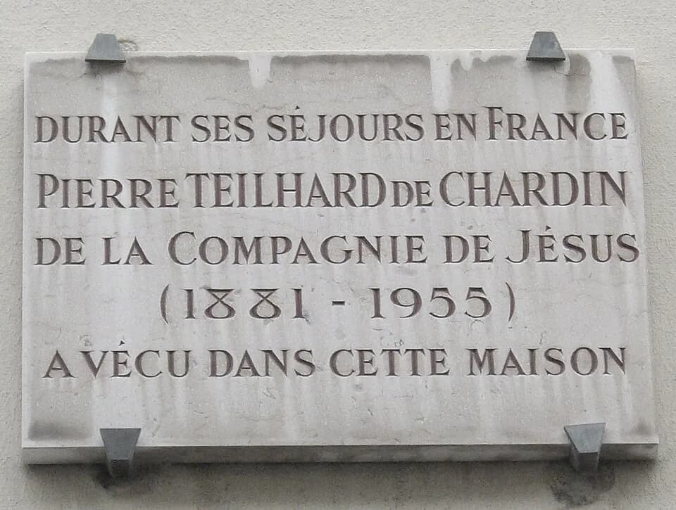 Pierre Teilhard de Chardin - Plaque commémorative, 15 rue Monsieur, Paris 7e. « Durant ses séjours en France, Pierre Teilhard de Chardin, de la Compagnie de Jésus (1881-1955), a vécu dans cette maison