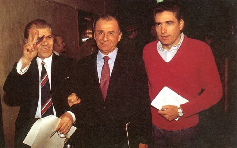 Ion Iliescu - Image prise pendant la Revolution roumaine: Dumitru Mazilu (gauche), Ion Iliescu (centre) et Petre Roman (droite).