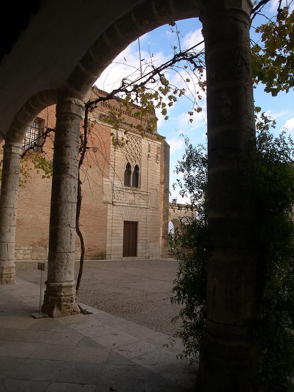 Juana I of Castile - Entrada al real monasterio-palacio de Las Claras, en Tordesillas (Valladolid, España); al fondo la fachada del Palacio Real de Pedro I el Cruel y de Juana de Castilla, llamada la 