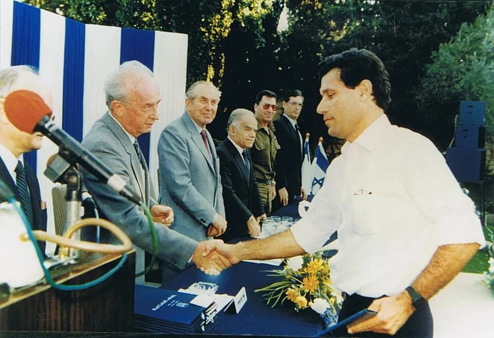 Isaac Shamir - Ilan Arbel receives the Israel Defense Award from Defense Minister Yitzhak Rabin, President Chaim Herzog, Prime Minister Yitzhak Shamir and Chief of Staff Dan Shomron, 1989