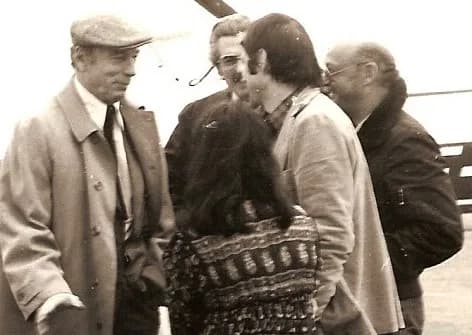 Yves Montand - Arrivée à Bourges d'Yves Montand avant le récital qu'il donnera au Printemps de Bourges (avril 1982) de gauche à droite Yves Montand - Charley Marouani (impressario) Alain Meilland (dir