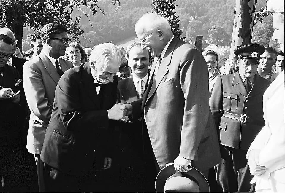 Hermann Staudinger - Freiburg: Sportstadion; Dr. Schweitzer begrüßt Prof. Staudinger