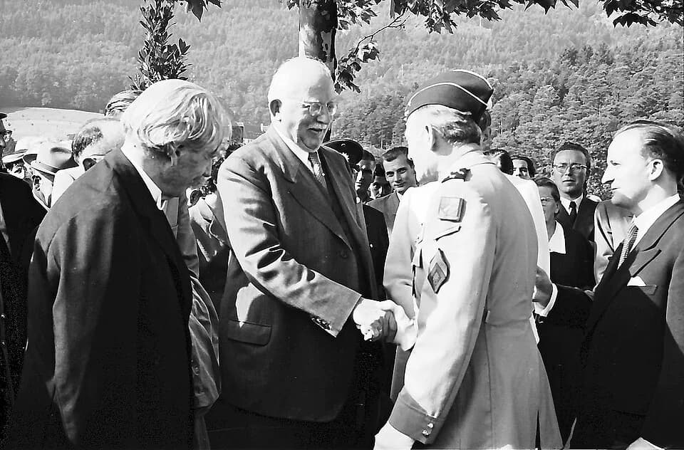Hermann Staudinger - Freiburg: Sportstadion; Prof. Staudinger begrüßt General Schlesser