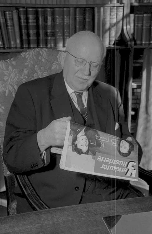 Hermann Staudinger - Freiburg: Prof. Dr. Staudinger; am Schreibtisch; mit Textilzeitung