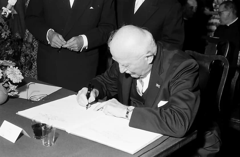 Hermann Staudinger - Freiburg: Rathaus, Professor Staudinger trägt sich ins Goldene Buch ein