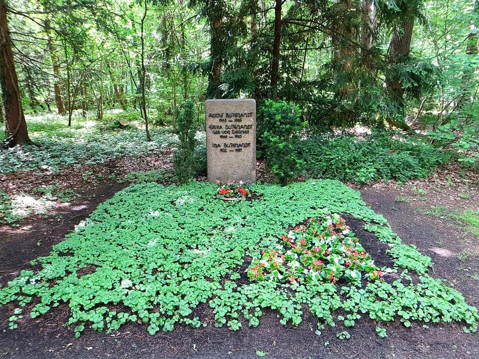 Adolf Butenandt - Grab der Familie Butenandt auf dem w:de:Waldfriedhof (München), Grab 476a-W-7a/b. Beigesetzt sind hier der Biochemiker und Nobelpreisträger (1939) w:de:Adolf Butenandt (1903–1995), s