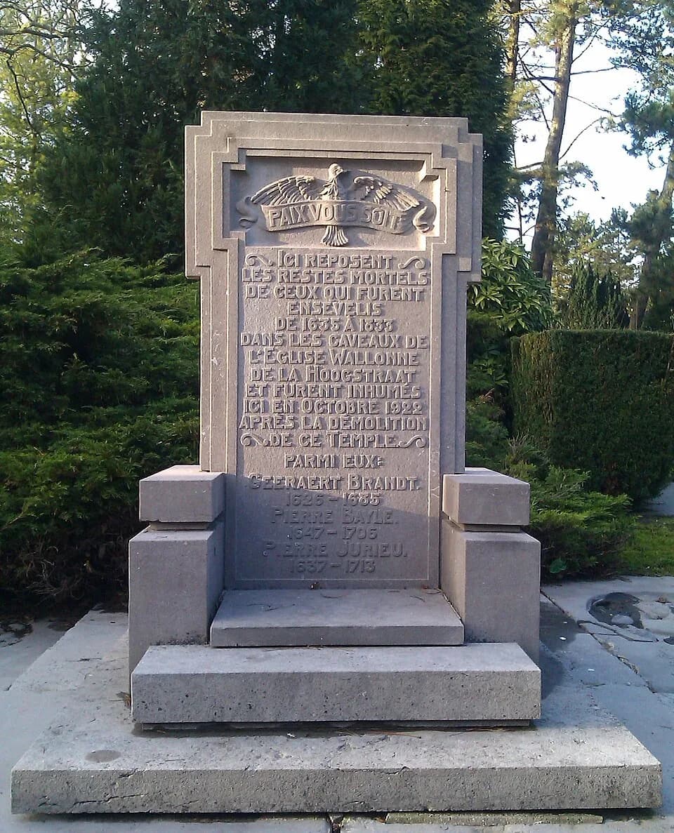 Pierre Bayle - At the memorial for the Walloon graves Crooswijk is written:
Peace be to you
Here lie the mortal remains of those who were buried in 1635-1833 in the vaults of the Walloon Church Hoogst