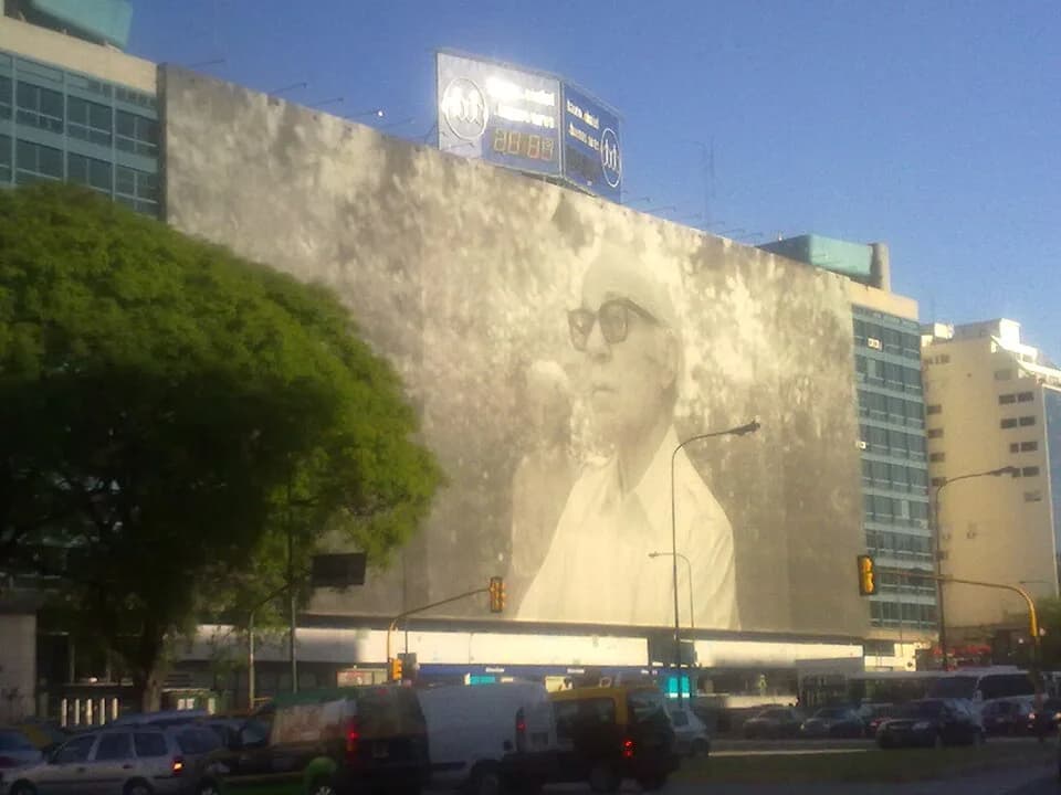 Ernesto Sabato - Una gigantografía en el edificio del Plata muestra a Ernesto Sábato. Buenos Aires, Argentina.