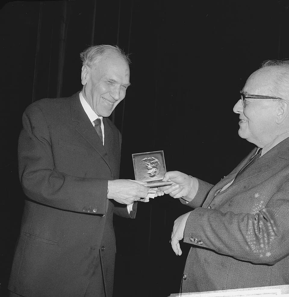 Pierre Bayle - Collectie / Archief : Fotocollectie Anefo
Reportage / Serie : [ onbekend ]
Beschrijving : Uitreiking van de Pierre Bayle-prijs te Rotterdam; Rechts J.J. Vriend - die de eerste prijs ont
