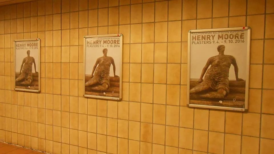 Henry Moore - Plakate im Hauptbahnhof Dortmund für die Henry Moore-Ausstellung im Skulpturenpark Waldfrieden in Wuppertal, gesehen am 12. Mai 2016.
