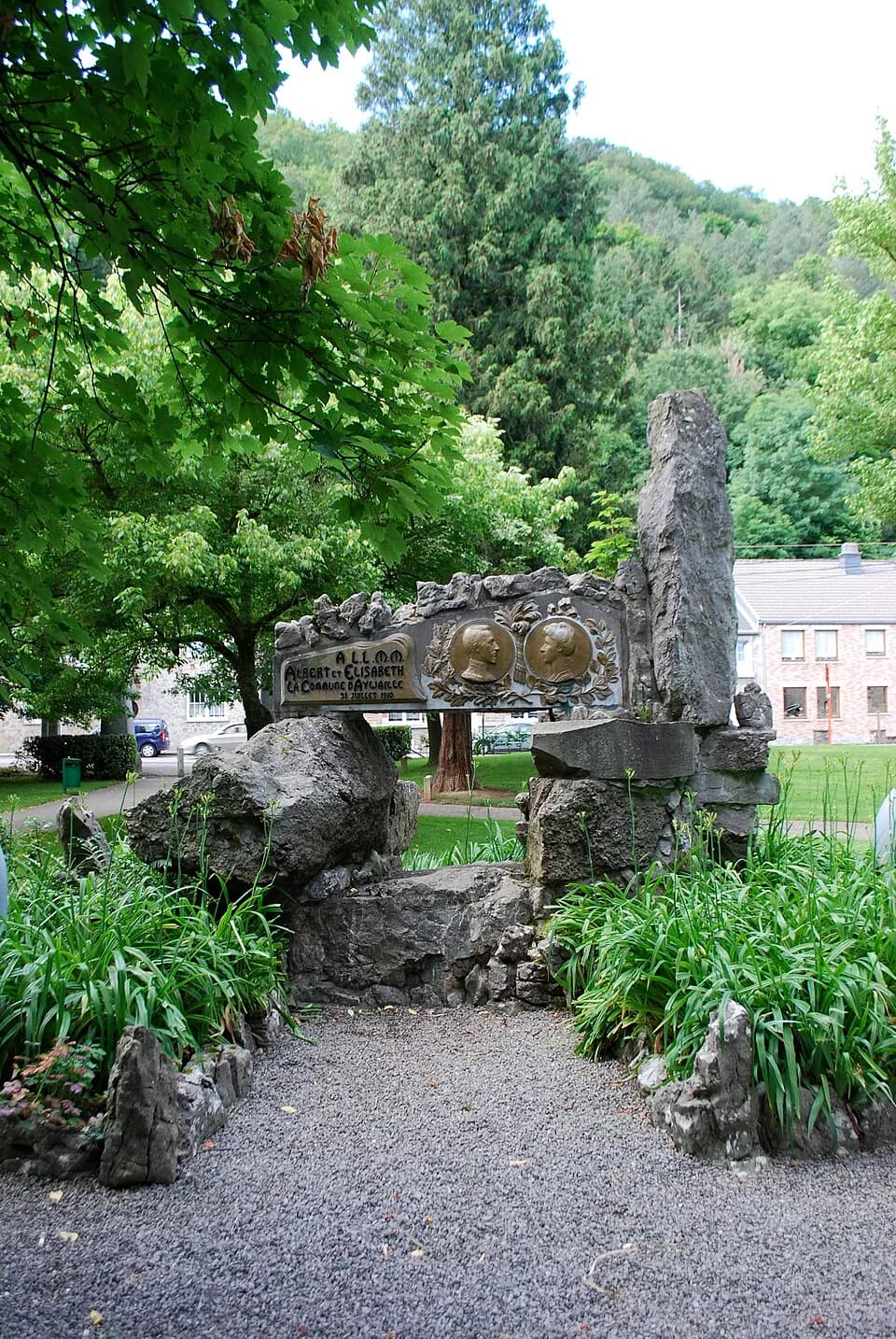 Albert I of Belgium - Vue d'un monument au roi Albert Ier et à la reine Elisabeth de Belgique, dans le parc Thiry à Aywaille.