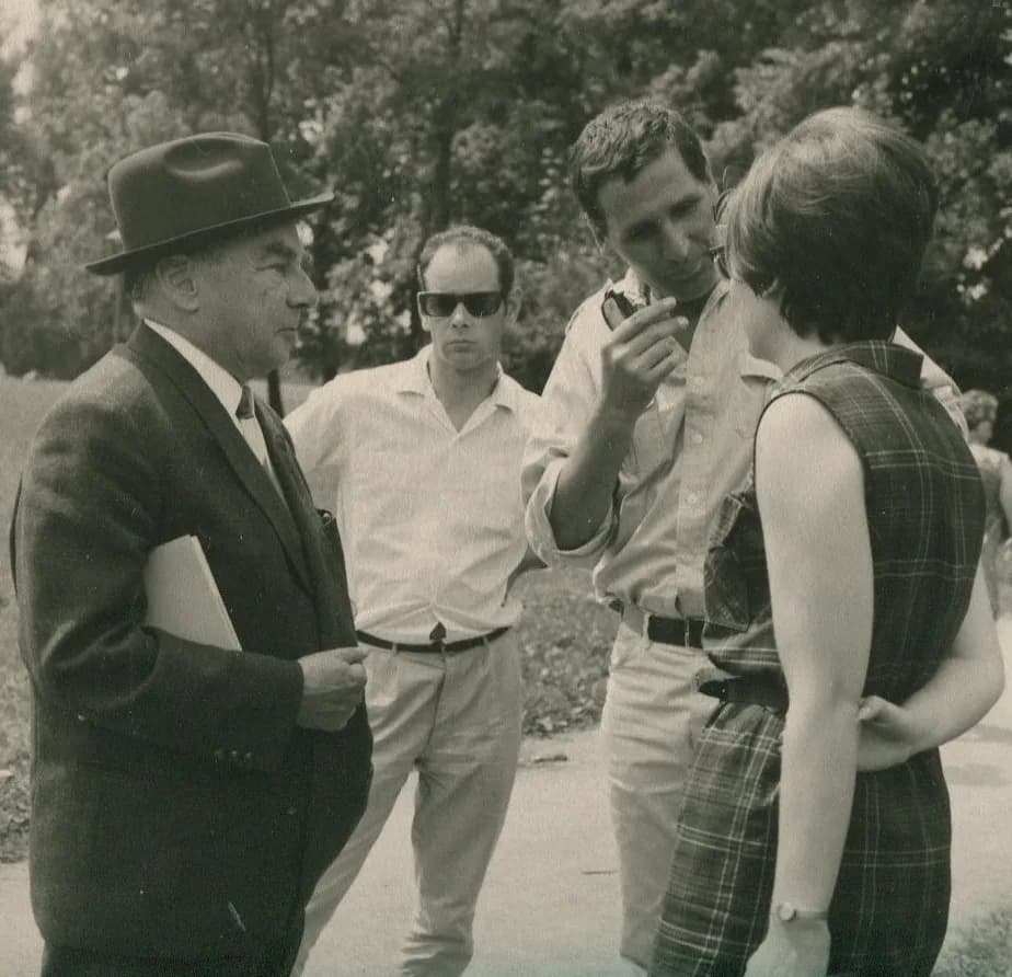 Erich Kästner - Erich Kästner bei Dreharbeiten im Englischen Garten in München mit Kameramann Peter Schneider (Mitte) und Regisseur Georg Armin für das Feature "Die heile Welt/Jugendbücher zwischen Mä