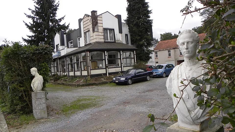 Leopold III of Belgium - Restaurant "Les 4 rois" à Tombeek (Overijse) route Nationale 4 (Belgique). Premier plan : bustes de Léopold III et Albert I