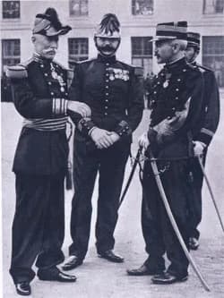 Alfred Dreyfus - Réhabilitation de Dreyfus - affaire Dreyfus. À droite, le commandant Alfred Dreyfus, réhabilité aux Invalides, s'entretient avec le général Gillain. Au centre, le commandant Targe, en