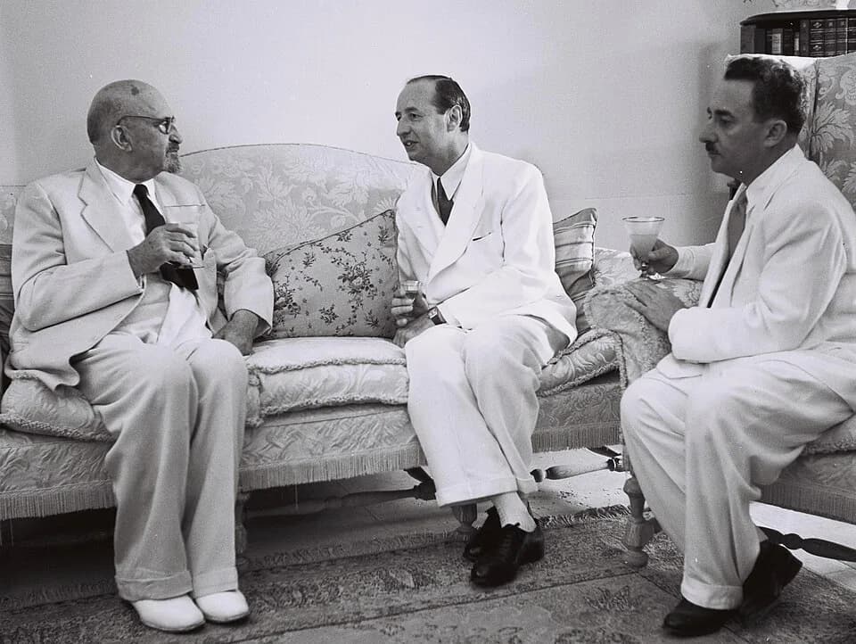 Chaim Weizmann - The first Turkish ambassador to Israel, Seyfullah Esin (C), with President Chaim Weizmann and Foreign Minister Moshe Sharett, after submitting his credentials in Rehovot.