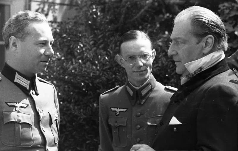 Sacha Guitry - Bundesarchiv Bild 101I-255-1189-07, Frankreich, deutsche Besatzung.jpg