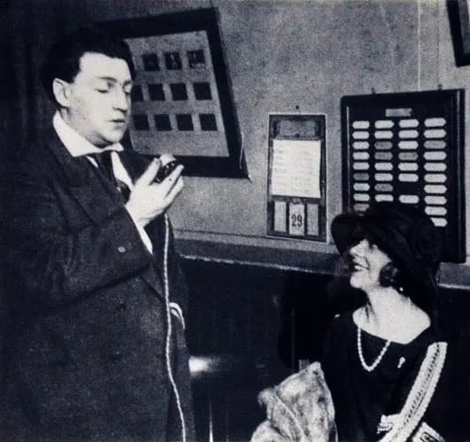 Sacha Guitry - Inauguration de la station radiotéléphonique de la tour Eiffel avec Sacha Guitry et Yvonne Printemps.