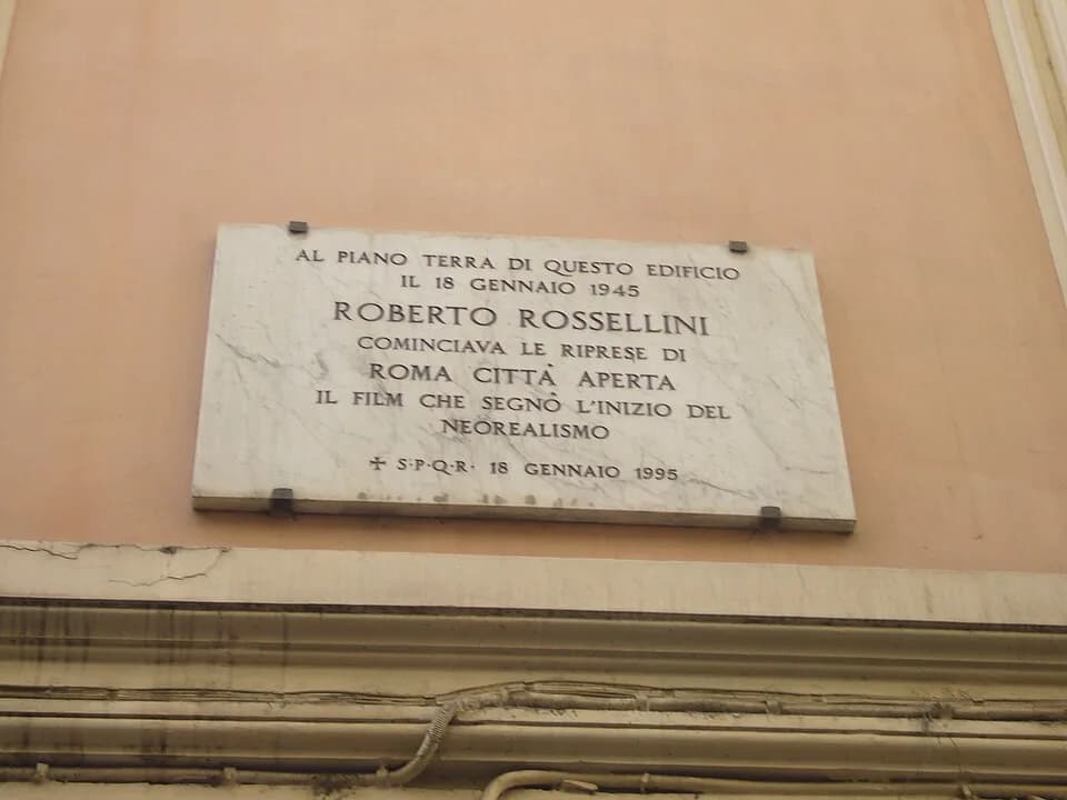 Roberto Rossellini - Roma, via degli Avignonesi: memoria di Roberto Rossellini e dell'inizio delle riprese di "Roma città aperta". A cura del Comune di Roma, nel cinquantenario.