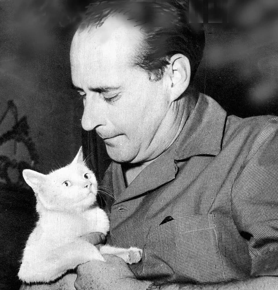 Roberto Rossellini - Roberto Rossellini con la gattina Saha dell'episodio Invidia da lui diretto ne I sette peccati capitali (1952)
