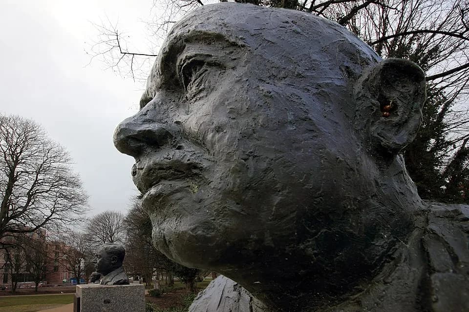 Otto Diels - im Ratsdienergarten, Kiel-Altstadt: im Vordergrund Otto Diels-Büste (2015), im Hintergrund Kurt Alder-Büste (2016) von dem Bildhauer Jörg Plickat.