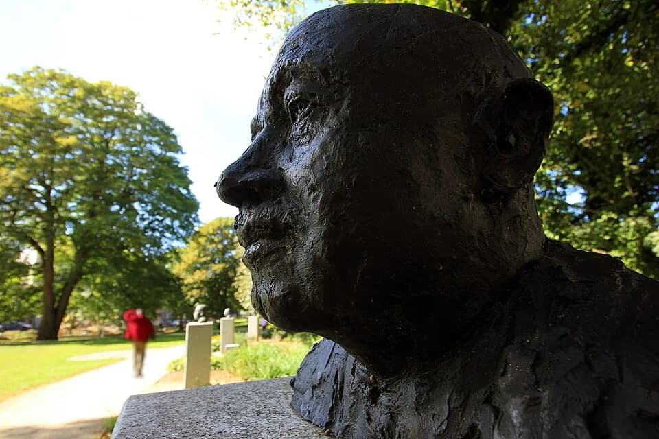 Otto Diels - im Ratsdienergarten, Kiel-Altstadt: Otto Diels-Büste von dem Bildhauer Jörg Plickat (2015).