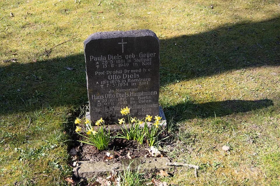 Otto Diels - Ulsnis in Schleswig-Holstein. Die Kirche steht unter Denkmalschutz. Das Grab von Otto Diels, er 1950 den Nobelpreis für Chemie für die Entdeckung der Diels-Alder-Reaktion.