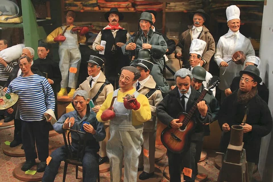 Serge Gainsbourg - Santons représentant des célébrités françaises parmi lesquelles :
L'humoriste Coluche, jouant du violon avec des gants de boxe (deux fois)
L'acteur et chanteur Fernandel, dans Don C