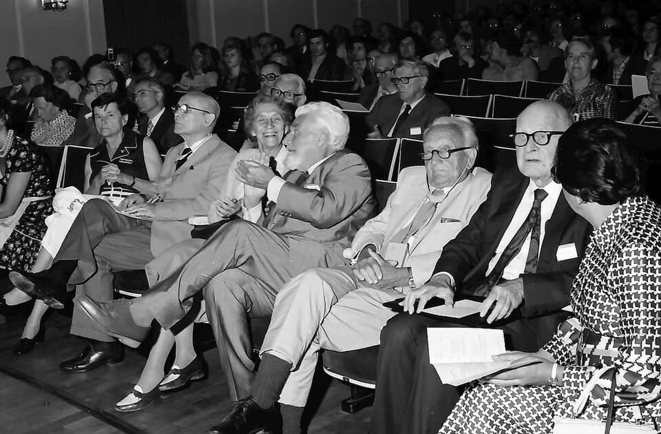Lars Onsager - 25. Jubiläumstagung 1975 Medizin: In der Sitzreihe von links nach rechts: André F. Cournand, ?, Konrad Lorenz, Albert Szent György, Lars Onsager