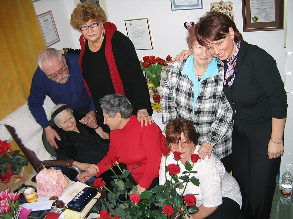Irena Sendler - Irena Sendlerowa wśród członków Stowarzyszenia Dzieci Holokaustu (od lewej:Julian Pyz, Elżbieta Ficowska, Krystyna Budnicka, córka Janina Zgrzembska, Joanna Sobolewska i Małgorzata Ind