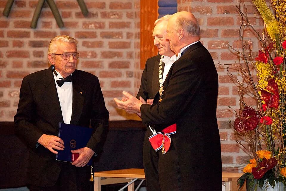 Ivar Giæver - Ivar Giaever, fung. preses Kristian Fossheim og H. M. Kong Harald V. Iver Giaever fikk Selskabets Høyeste utmerkelse, Gunnerusmedaljen (Medalje og diplom).
Foto: Bruce Sampson / NTNU Vi