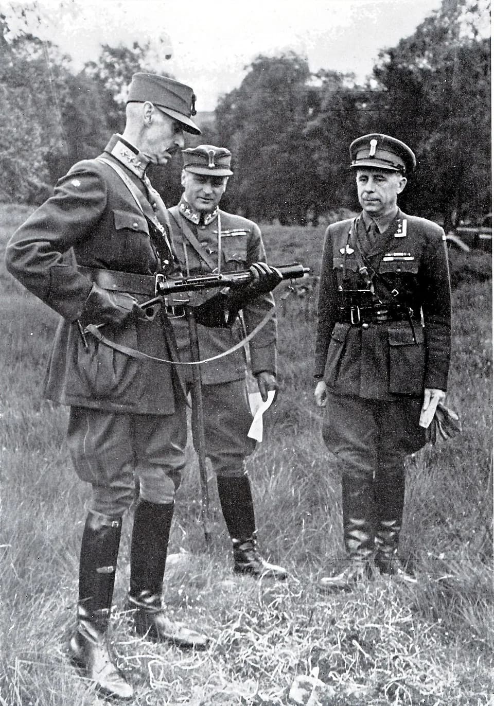 Haakon VII of Norway - King Haakon VII and Crown Prince Olav inspecting a gun in Scotland during World War II.