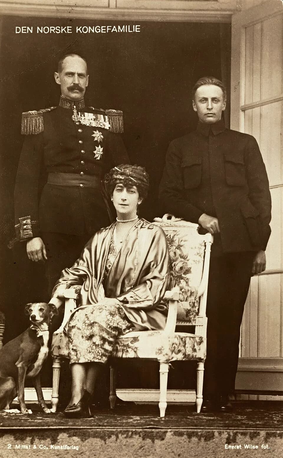 Haakon VII of Norway - Tittel / Title: Den norske kongefamilie, 1921
Motiv / Motif: Postkort.
Dato / Date: 1921
Fotograf / Photographer: Anders Beer Wilse (1865-1949)
Utgiver / Publisher: Mittet &amp;