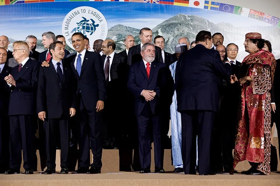 Meles Zenawi - A "family" photo at the G-8 summit in L'Aquila, Italy, July 9, 2009. First rank: Silvio Berlusconi, Giorgio Napolitano (president of Italy), Nicolas Sarkozy, Barack Obama, Meles Zenawi 