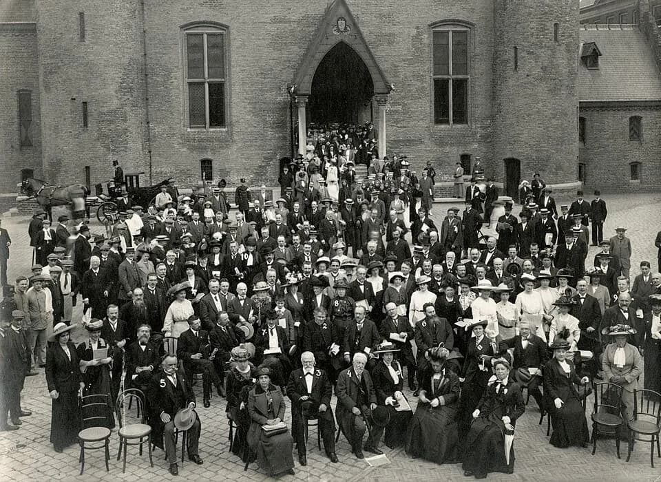 Charles Albert Gobat - Omschrijving: Vredescongressen. Deelnemers aan het Wereldcongres voor de Vrede in 1913 poseren op het Binnenhof voor de Ridderzaal in Den Haag.
