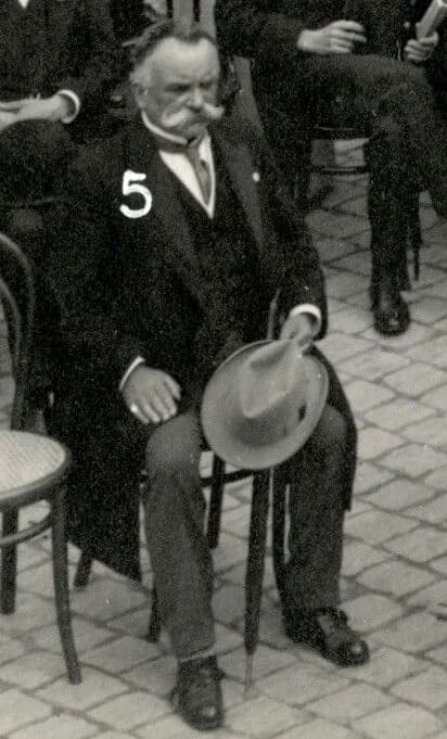 Charles Albert Gobat - Omschrijving: Vredescongressen. Deelnemers aan het Wereldcongres voor de Vrede in 1913 poseren op het Binnenhof voor de Ridderzaal in Den Haag.